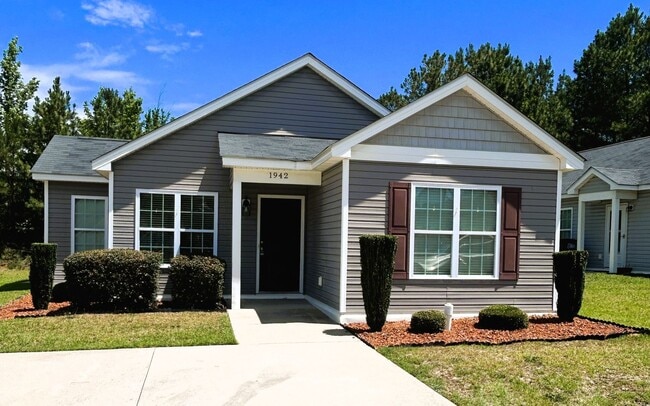 Building Photo - One Story Living 3 Bedroom 2 Bath Home