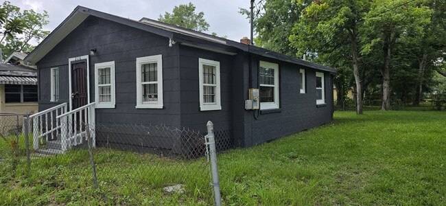 Building Photo - 2116 Mc Millan St Rental