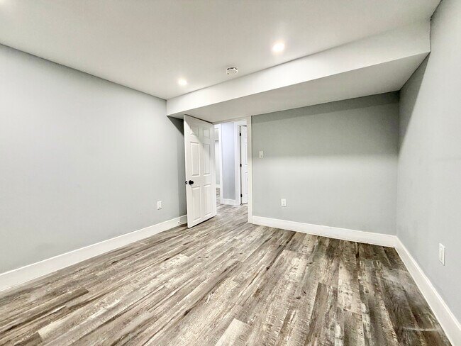 Photo - 3 BED - 1 BATH - LONDON - BASEMENT Unit 2