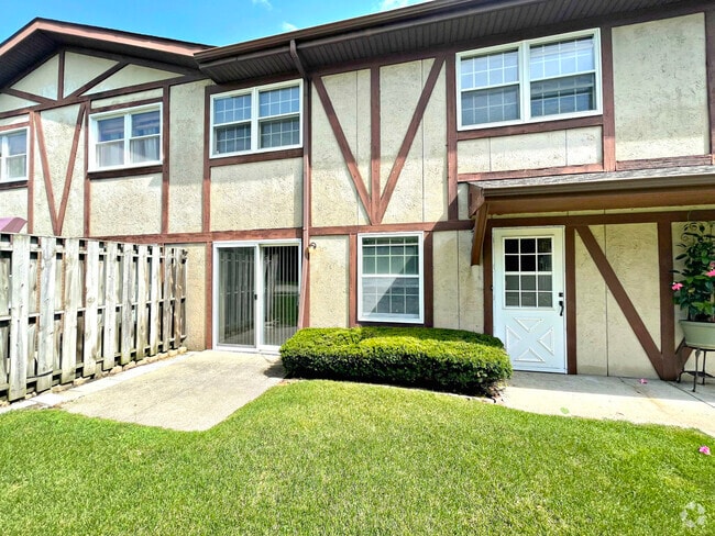 Building Photo - 1005 Greenwood Cir Rental