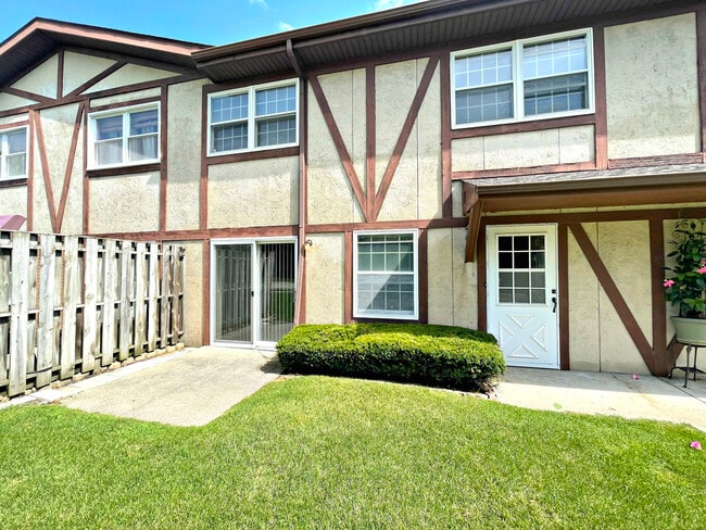 Photo - 1005 Greenwood Cir Townhome