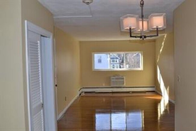 Building Photo - Close to everything West Roxbury offers! Bright 2-bedroom condo for rent!