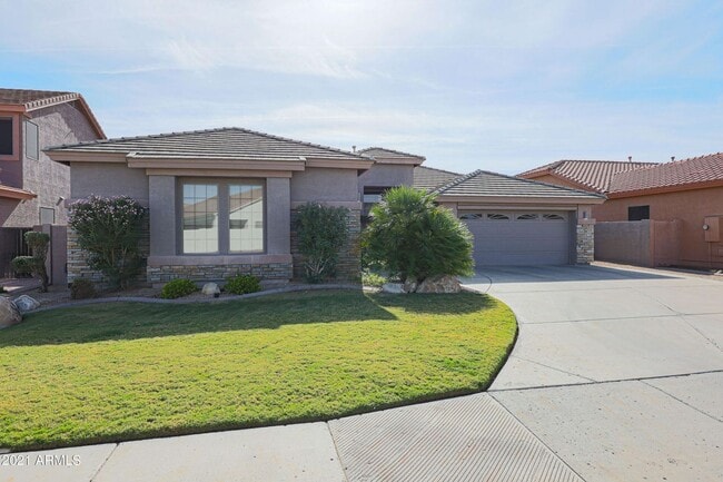 Building Photo - Gorgeous fully upgraded single level 4 bed home with private pool in North Peoria