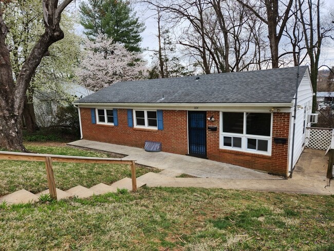 Building Photo - 1104 River Ct Unit A River Court