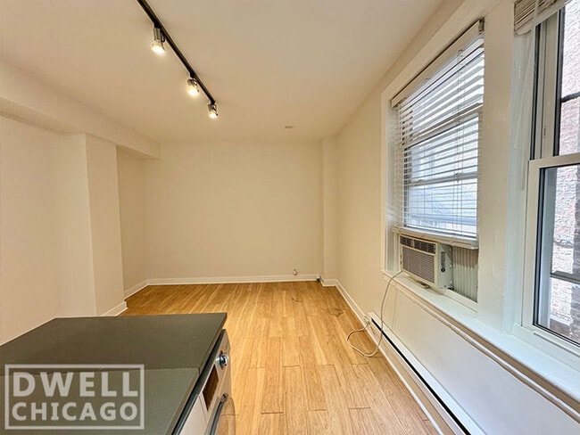 Photo - 541 W Belmont Ave