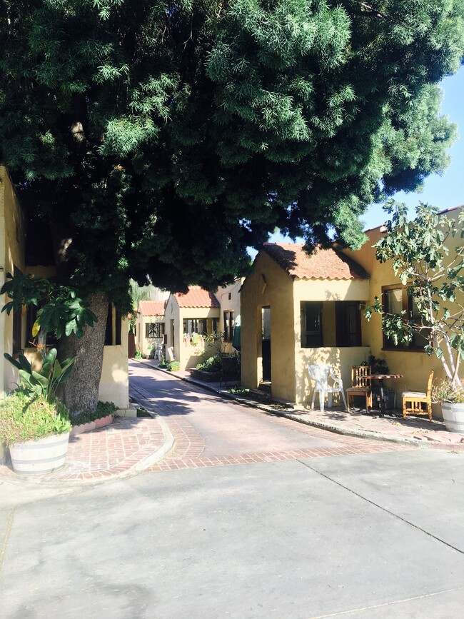 Building Photo - 5031 Bakman Ave