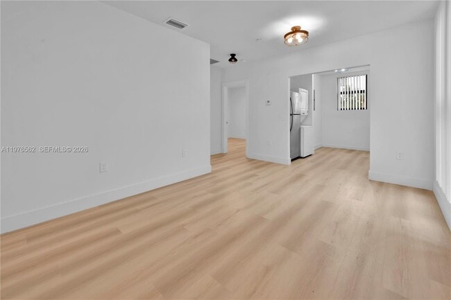 Building Photo - 1119 SW 6th St Unit 203