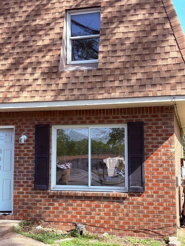 Building Photo - 2 Bed, 2 Bath - Walking distance to The Pharmacy!