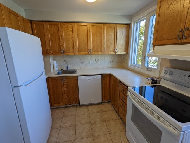 Photo - 6824 Jeanne D'Arc Blvd N Unité B