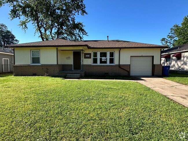 Building Photo - Well Maintained and Updated Home Near the ...