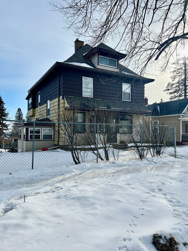 Building Photo - 624 E 6th St Unit Main House
