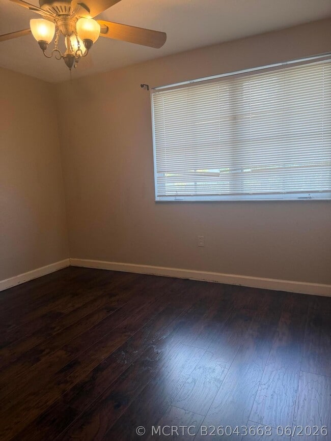 Photo - 1121 Shoma Dr