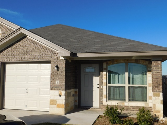 Building Photo - 703 Sladecek Dr Rental