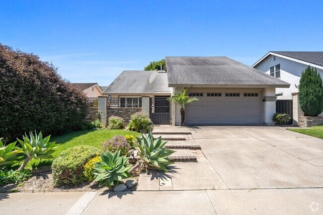 Building Photo - Large 5 Bedroom Single Family Home Near Da...