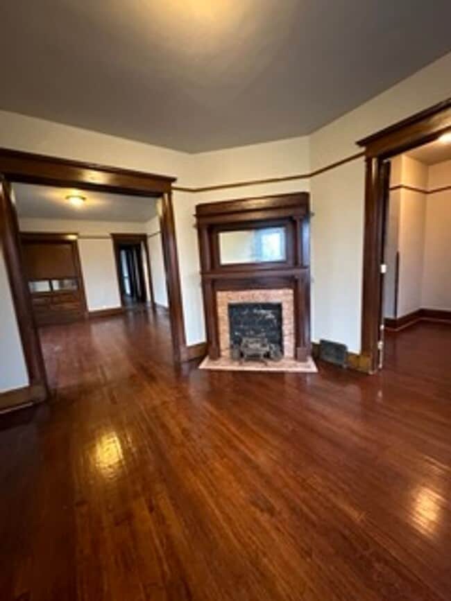 Building Photo - 2355 N Hubbard St Unit 2357 N Hubbard St