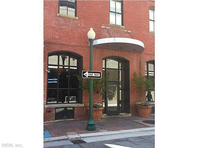 Building Photo - Gorgeous Loft At The Center Of It All Downtown!