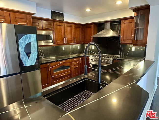 Photo - 1621 Barry Ave Unidad 302