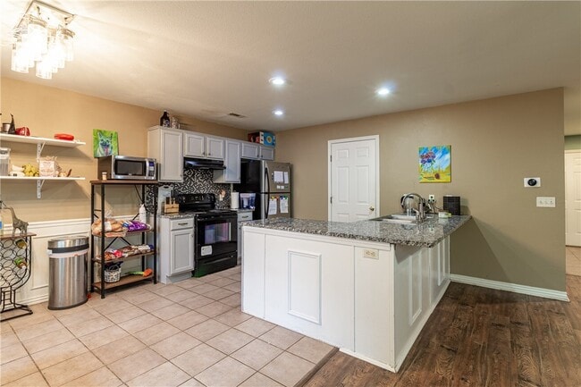 Photo - 869 W Peachtree Dr