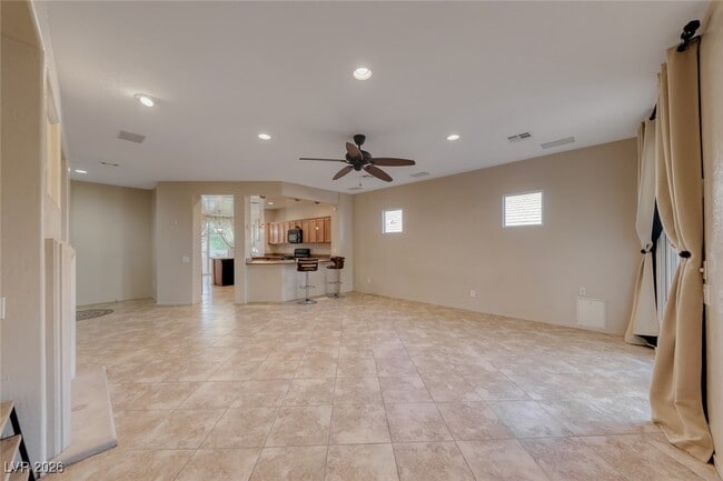 Photo - 2620 Lochleven Way