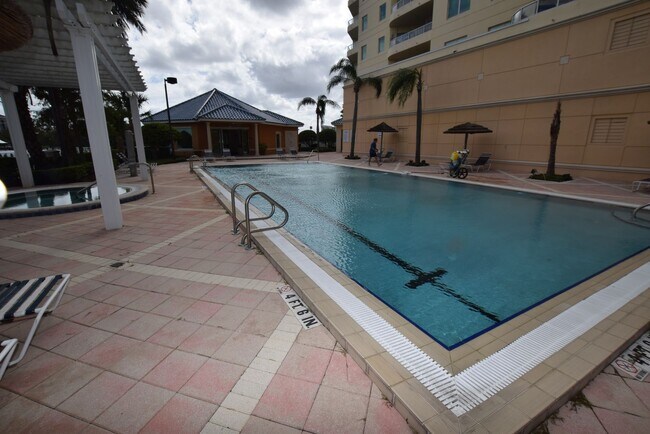 Photo - 375 Emerson Plz