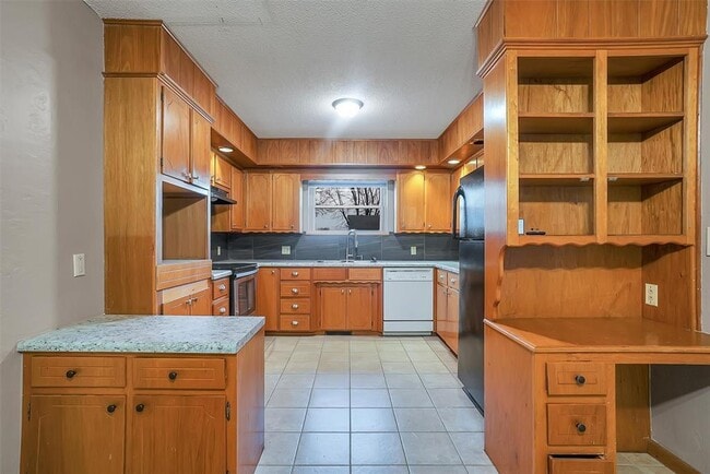 Photo - 615 Oak St