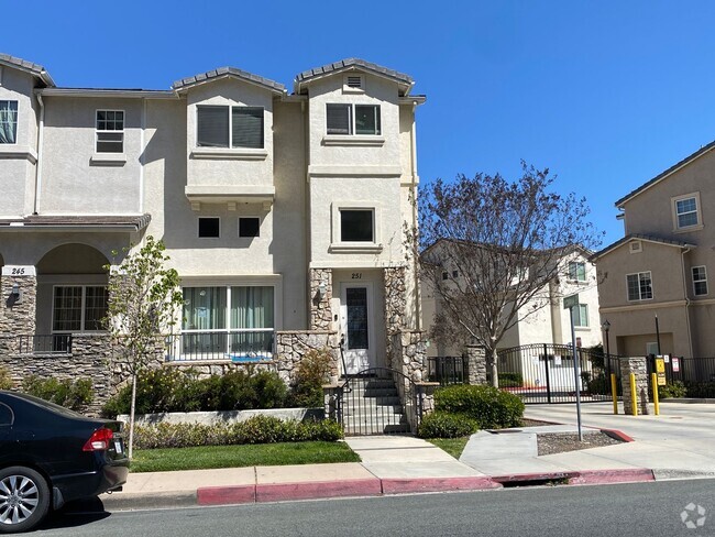 Building Photo - Beautiful El Cajon Row Home!