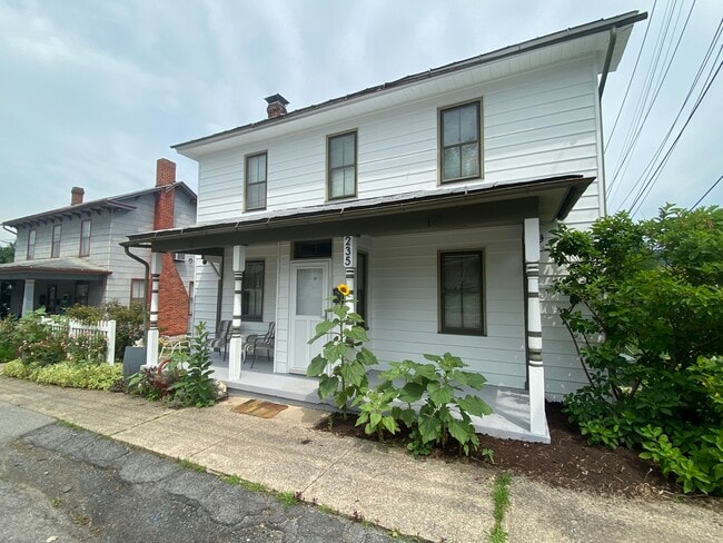 Photo - 235 E Lamb St