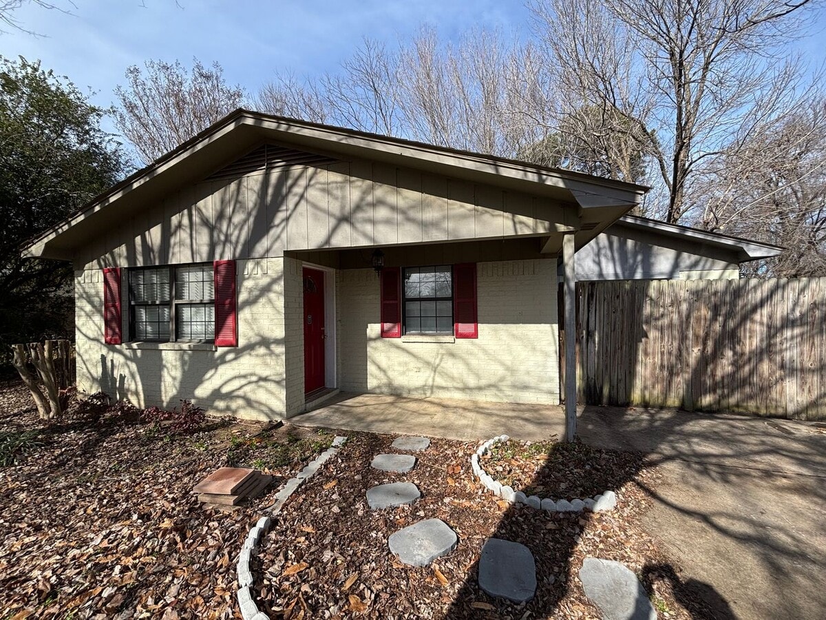 Welcome to this charming 3-bedroom, 1-bathroom home located in the heart of Russellville, AR. - Welcome to this charming 3-bedroom, 1-bathroom home located in the heart of Russellville, AR.