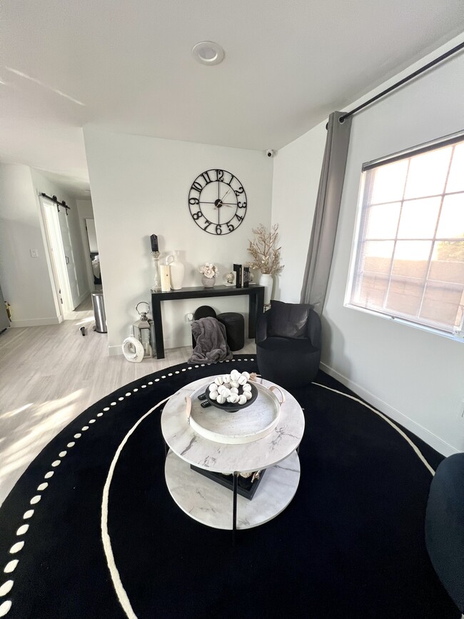 Building Photo - 527 W Colden Ave