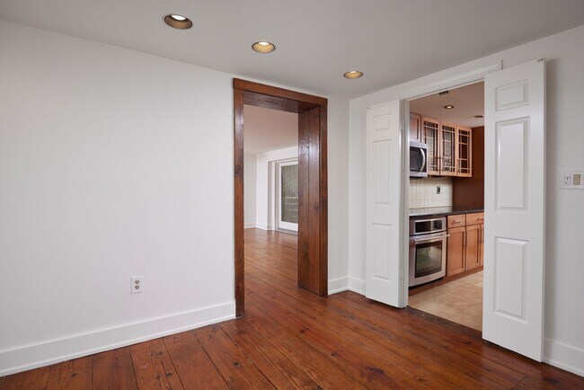 Photo - Large 1,126 sf 1BR/2BA with Den/Office Cen... Unit 1