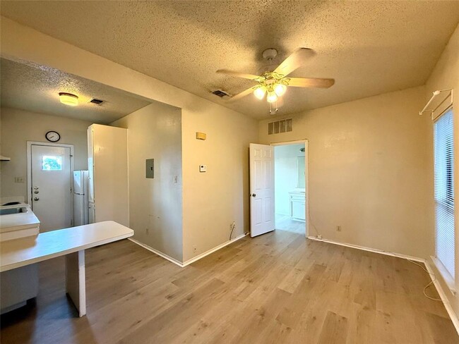 Building Photo - 4401 Speedway Unit 305