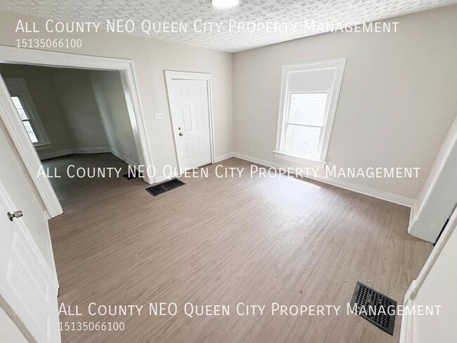 Photo - 87 Notre Dame Ave