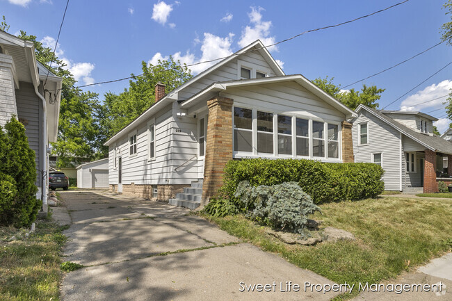 Building Photo - 239 Elmwood St NE Rental