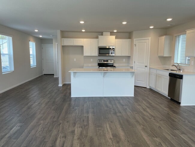 Photo - GORGEOUS 4 BED/2.5 BATH! HIGH END FINISHES ! SPACIOUS ROOMS ! FENCED BACK YARD !