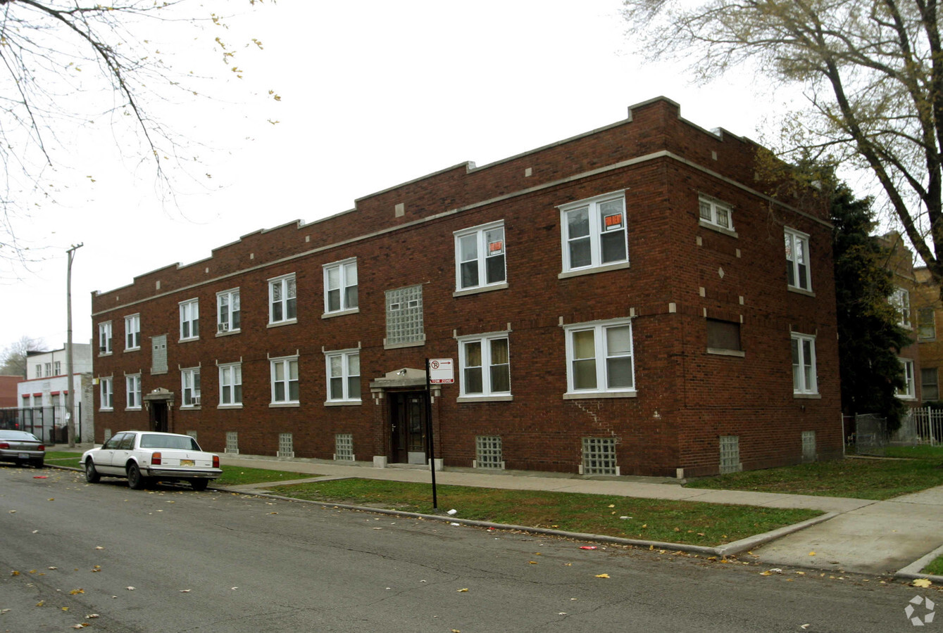 Photo - 1135-1141 N Lamon Ave Apartments