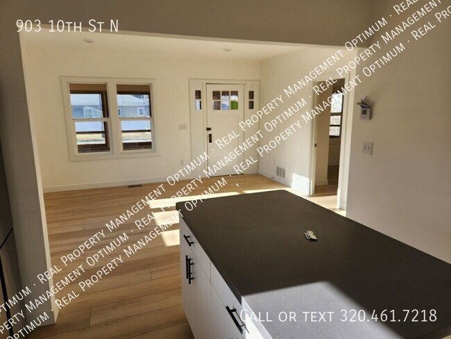 Photo - 903 10th St N