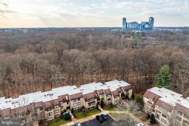 Building Photo - 1666 Parkcrest Cir Unit 3D/301