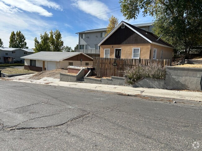 Building Photo - 2 Bedroom 1 Bath Small House W/ Fenced Yard