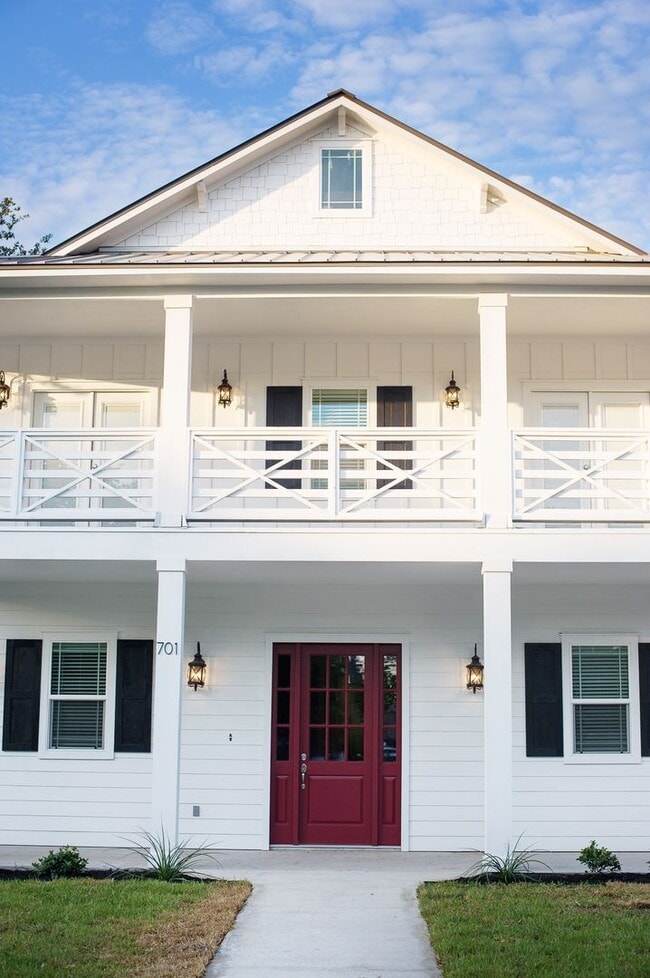 Building Photo - 701 Hereford St Unit Whole