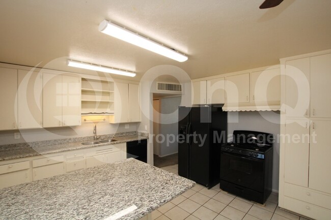 Building Photo - 2419 W Diana Ave Rental