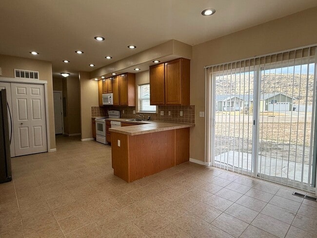 Photo - Gorgeous 4 bedroom with Triple Garage