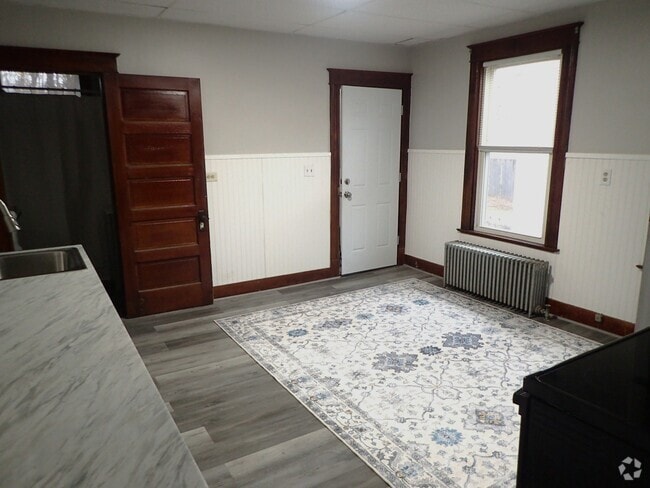 Building Photo - 41 Burbank St Unit 2R Rental