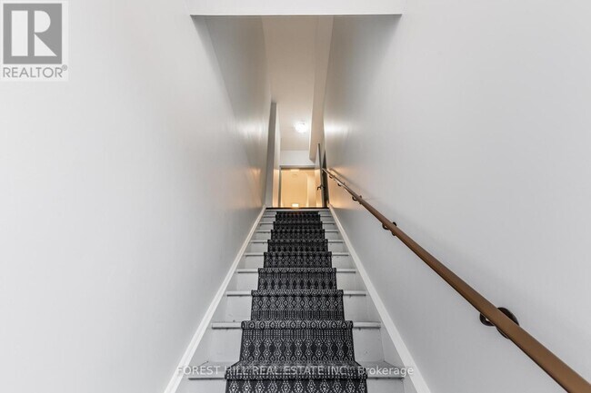 Photo - 669 St Clair Ave W