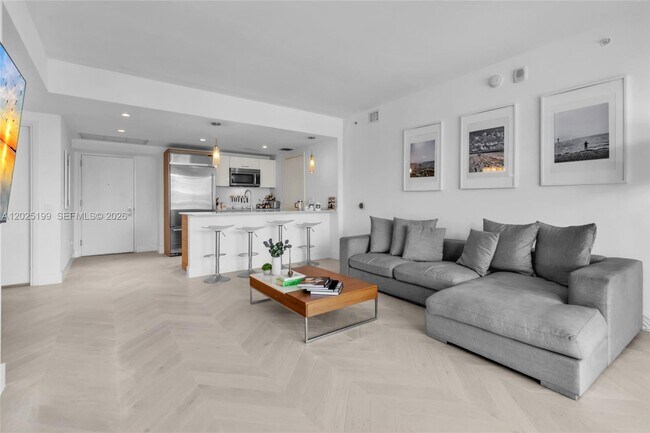 Building Photo - 1300 Brickell Bay Dr Unit 3408