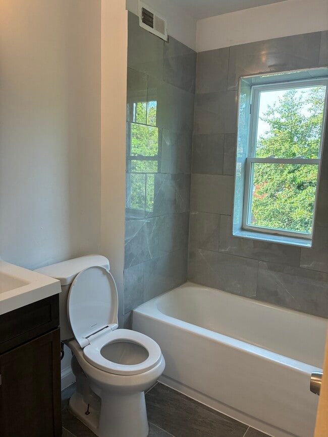 Photo - 425 Oakwood St SE