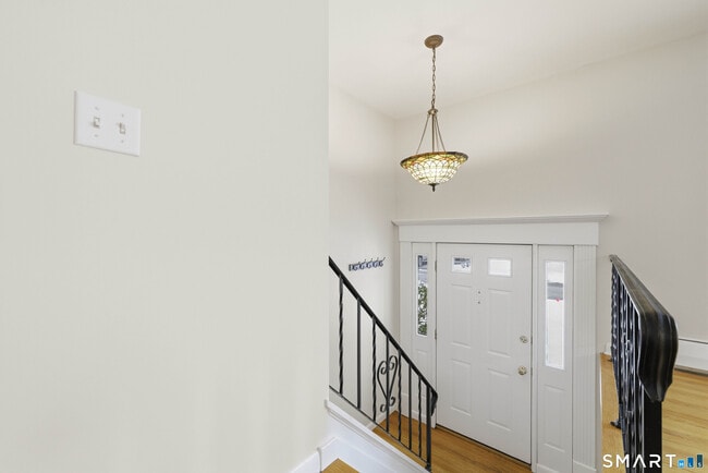 Photo - 10 College St