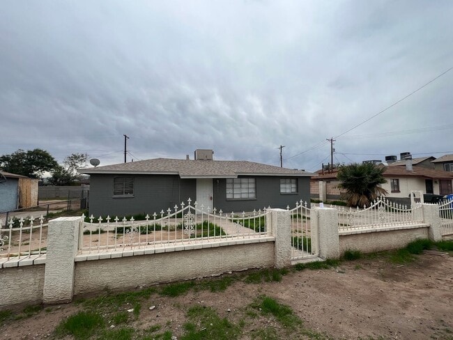 Photo - Bright & Comfortable Living in Prime Phoenix Location