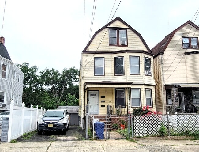 Building Photo - 209 Sylvan Ave Unit 3rd Floor Rental