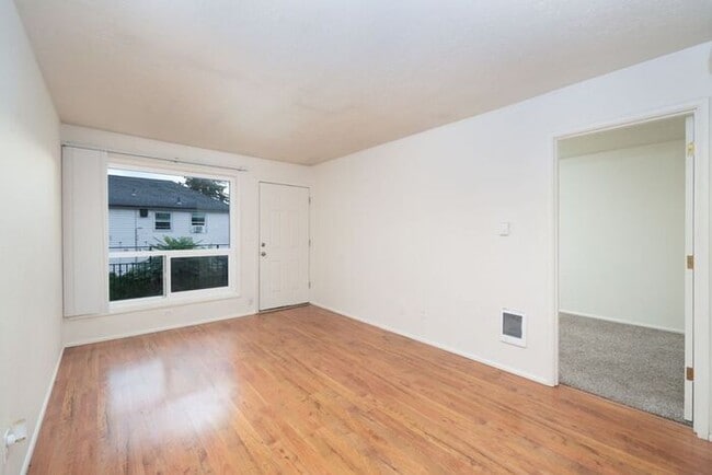 Building Photo - 1 bedroom available now!! Mid town! Rental
