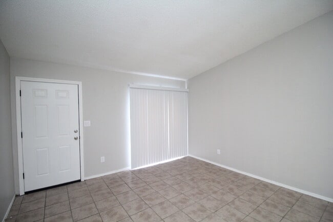 Photo - Move-In Ready 2-Bedroom Apartment - First ... Unidad 4